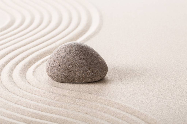 Nahaufnahme von Zen-Stein im Sand - Foto, Bild