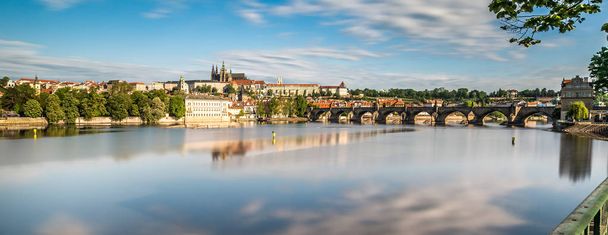 Vue avec une longue exposition sur la rivière Vltava et le majestueux château de Prague
 - Photo, image