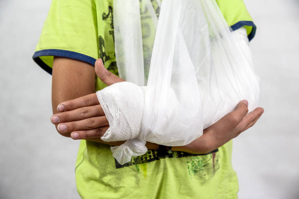 Enfant avec bras cassé en fonte
 - Photo, image