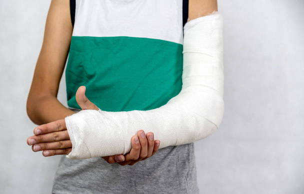 jongen met gebroken hand cast. - Foto, afbeelding