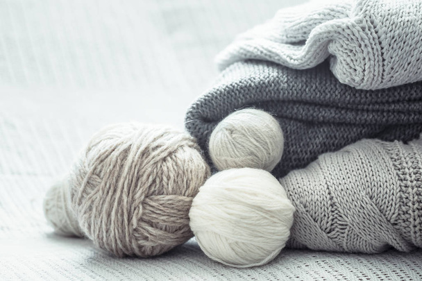 ホーム趣味、居心地の良いリビング ルーム、ソファの上に毛糸の玉にセーターを編んだ - 写真・画像
