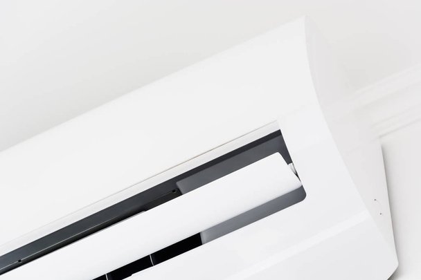Primo piano di bianco altalena condizionatore d'aria montato su una parete bianca
 - Foto, immagini
