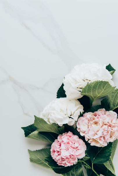 vue de dessus des fleurs blanches et roses d'hortensia sur la table de marbre avec l'espace de copie
 - Photo, image
