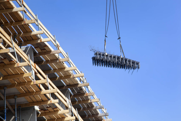 Materiales de construcción de grúas para un nuevo bloque de apartamentos en Lansingerland, Países Bajos
 - Foto, imagen