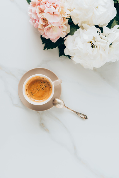 fincan espresso kahve ve kaşık ile en iyi görünüm güzel HORTENSIA çiçekli mermer yüzeyindeki  - Fotoğraf, Görsel