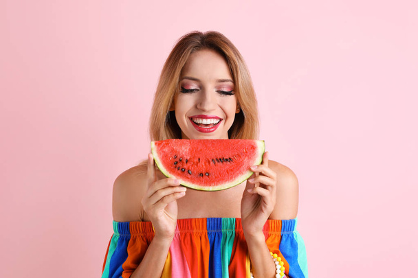 Pretty young woman with juicy watermelon on color background - Zdjęcie, obraz