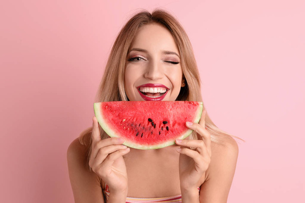 Pretty young woman with juicy watermelon on color background - Foto, immagini