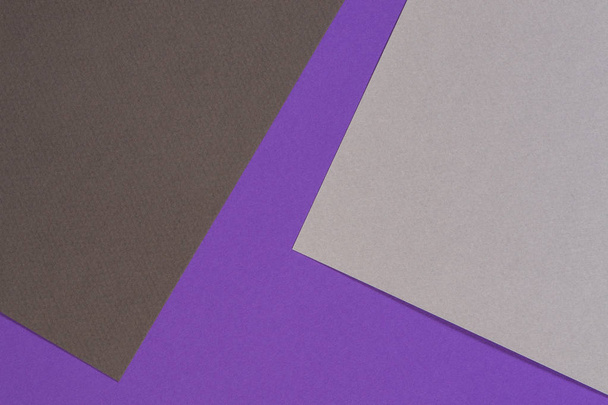 Cor papéis geometria composição fundo com violeta marrom tons de cinza
 - Foto, Imagem
