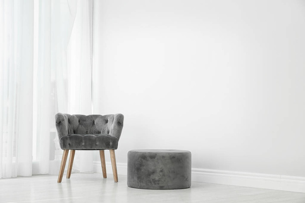 Wohnzimmereinrichtung mit bequemem Sessel in Wandnähe - Foto, Bild