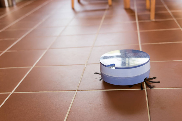 aspiradora robótica trabajando en casa en el suelo
 - Foto, imagen