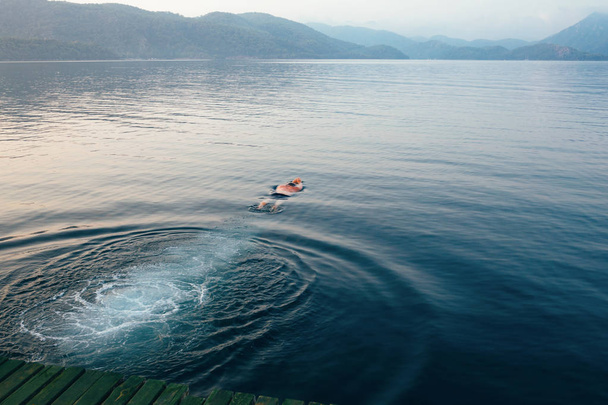 Homem nadando na manhã erly
. - Foto, Imagem