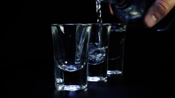 Três tiros de vodka são derramados em vidro
 - Filmagem, Vídeo