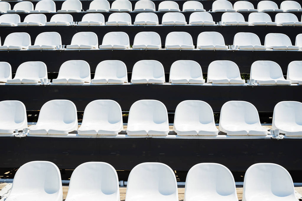 Fehér műanyag székek-stadionban. - Fotó, kép