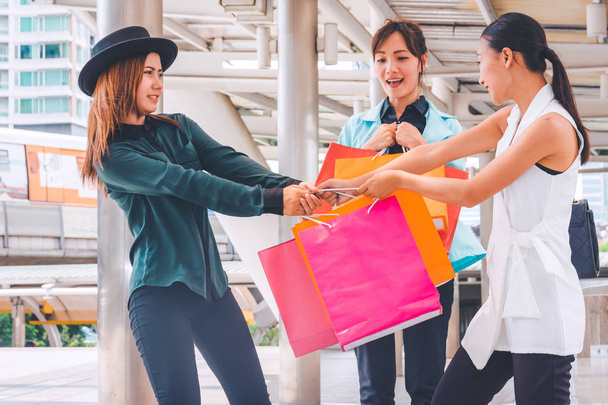 Mujer feliz con bolsas de compras disfrutando en las compras. compras de mujeres, concepto de estilo de vida
 - Foto, imagen