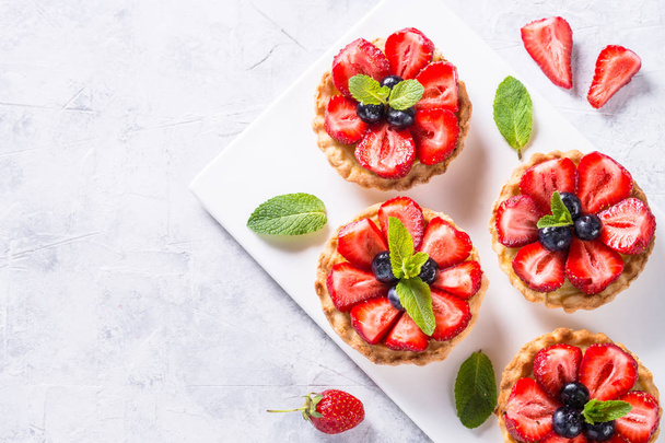 Tarte aux fraises sur blanc. Dessert d'été aux baies
 - Photo, image