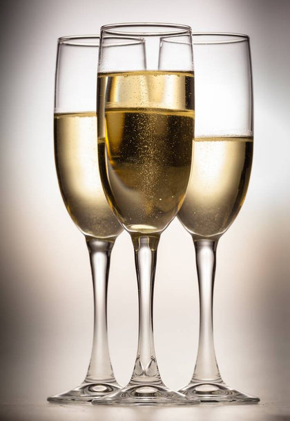 Copas de flauta de champán sobre fondo claro
 - Foto, imagen