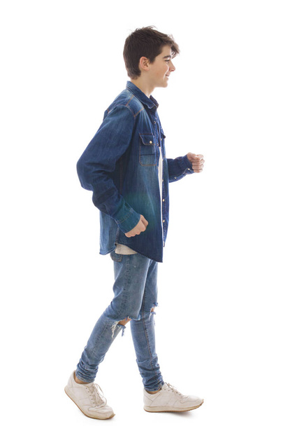παιδί ή έφηβο περπάτημα απομονωθεί σε λευκό φόντο - Φωτογραφία, εικόνα