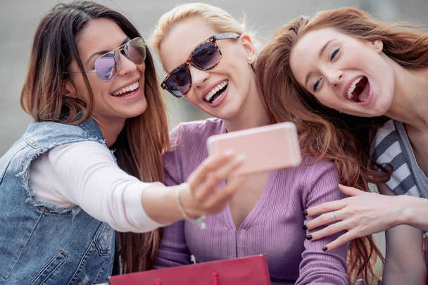 femmes heureuses prenant selfie avec smartphone - Photo, image
