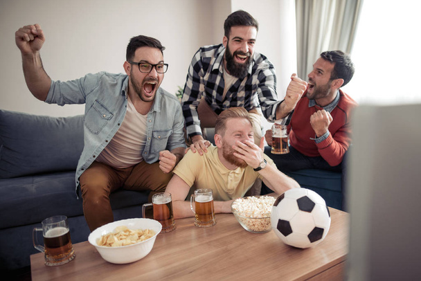 Skupina přátel, sledování fotbalového zápasu v televizi  - Fotografie, Obrázek