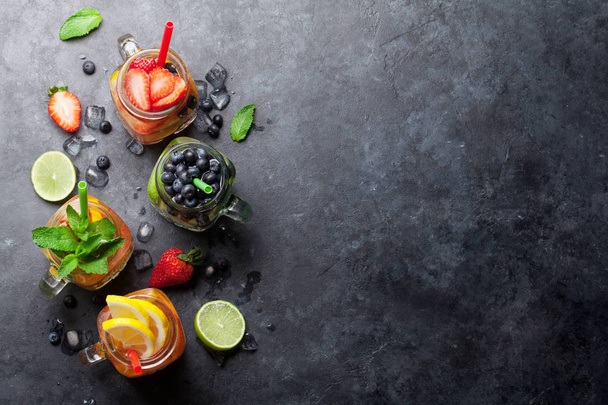 夏の果物とベリー新鮮なレモネード瓶。テキストのスペースのトップ ビュー - 写真・画像