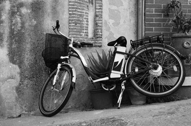 Vélo de style vintage appuyé sur un mur dans la rue italienne (île d'Ebla
) - Photo, image