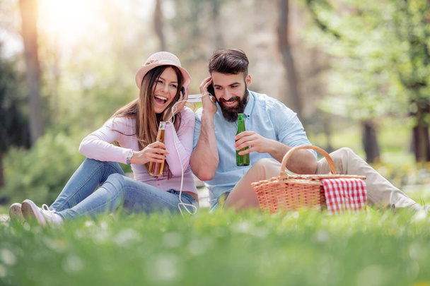 Šťastný pár na piknik, usmívají se na sebe za slunečného dne. Lidé, lásku, štěstí a příroda koncepce. - Fotografie, Obrázek