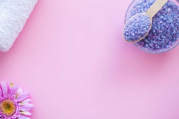 Αξεσουάρ σπα. Θεραπεία υδατόλουτρο αλάτι ομορφιά σε ροζ φόντο. - Φωτογραφία, εικόνα