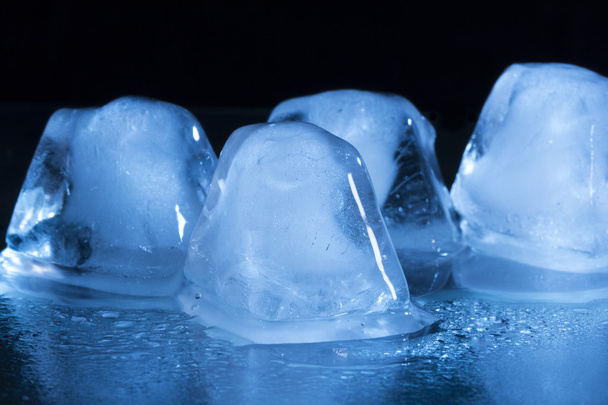 ghiaccio blu glaciale con gocce
 - Foto, immagini