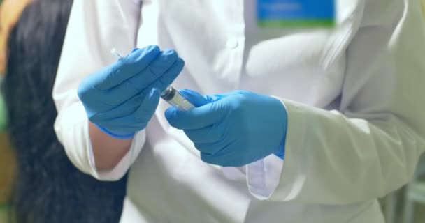 Doctor prepares syringe for injection. - Filmagem, Vídeo