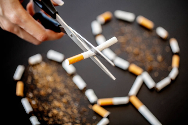 Arrêtez de fumer concept sur fond de cigarettes cassées. Un tas de cigarettes. Non fumeur
. - Photo, image