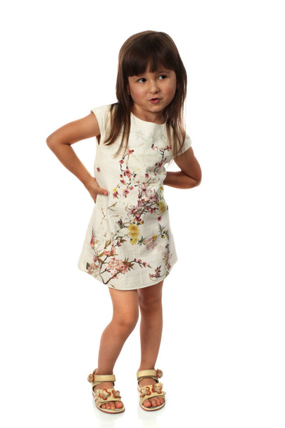 Хитрий маленька дівчинка ізольована на білому тлі
 - Фото, зображення