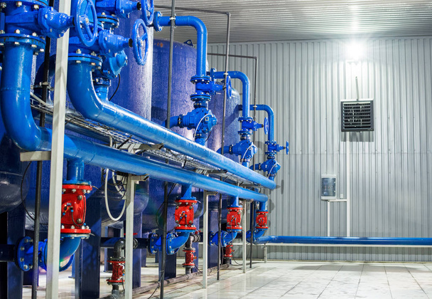 Equipo de filtro de purificación de agua en taller de planta. - Foto, Imagen