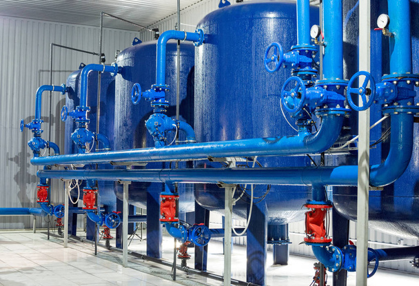 Équipement de filtre de purification d'eau dans l'atelier d'usine. - Photo, image