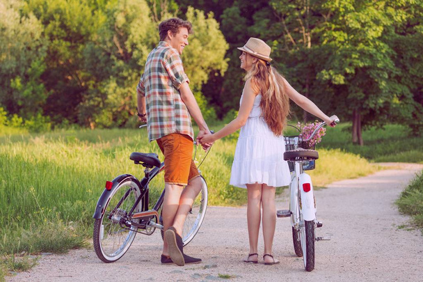 Пара влюблённых велосипедистов
 - Фото, изображение