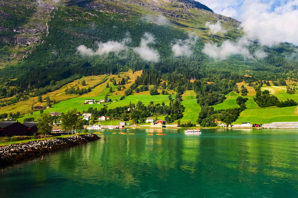 ノルウェーの村とフィヨルドの風景 - 写真・画像