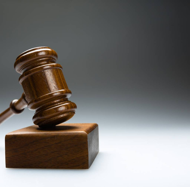 Close-up view of wooden judge gavel - Foto, Bild