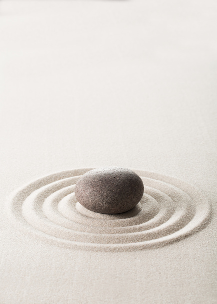 vista de perto da pedra Zen na areia
 - Foto, Imagem