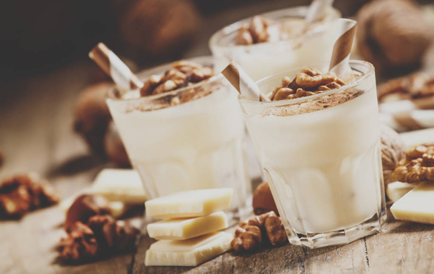 Dessert of white chocolate and walnuts - 写真・画像