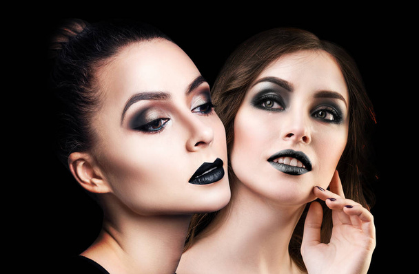 Collage zweier schöner Frauen mit schwarzem Lippenstift - Foto, Bild