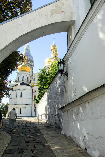 Religious architecture of Ukraine. Church with golden domes in Kiev. - Foto, Bild