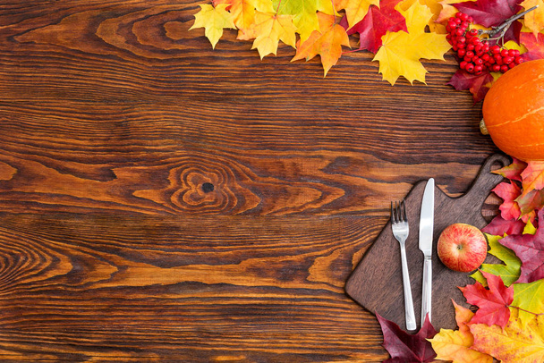 mesa con decoración de otoño. Decoración de otoño concepto
 - Foto, Imagen