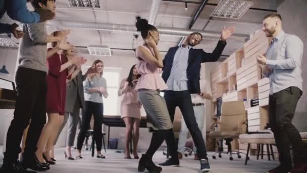Twee Afro-Amerikaanse business mensen doen een leuke dansen samen op casual leuke office viering partij Slowmotion. - Video