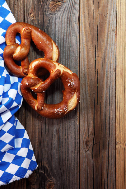 German pretzels with salt close-up on the table. - Foto, imagen