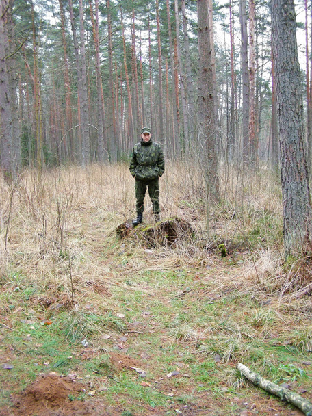 Katona álcázás az őszi erdőben - Fotó, kép