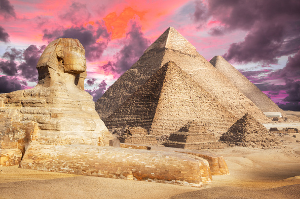 malerischen Blick auf Pyramiden in Giza mit herrlichem Himmel auf dem Hintergrund  - Foto, Bild