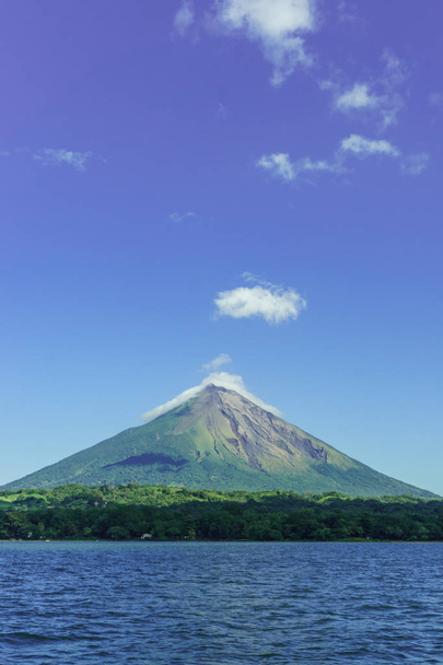 Volcán Concepción desde la isla de Ometepe, en el lago cocibolca, Nicaragua
 - Foto, imagen