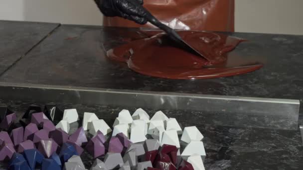 professioneller Konditor, der heiße Schokolade temperiert - Filmmaterial, Video