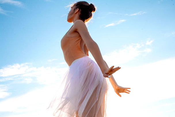 Чуттєва балерина на природі влітку
 - Фото, зображення