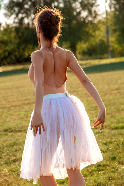 A természet nyáron érzéki balerina - Fotó, kép