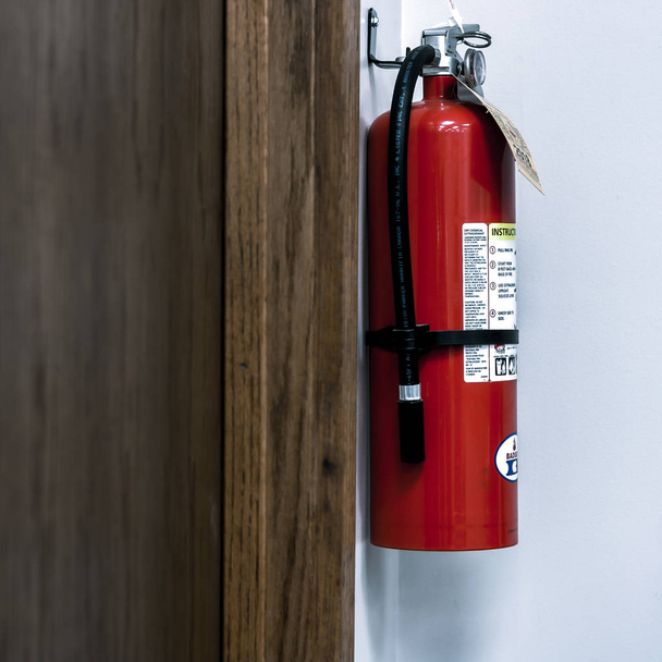 zblízka pohled na hasicí přístroj pro komerční nebo domácí použití - Fotografie, Obrázek
